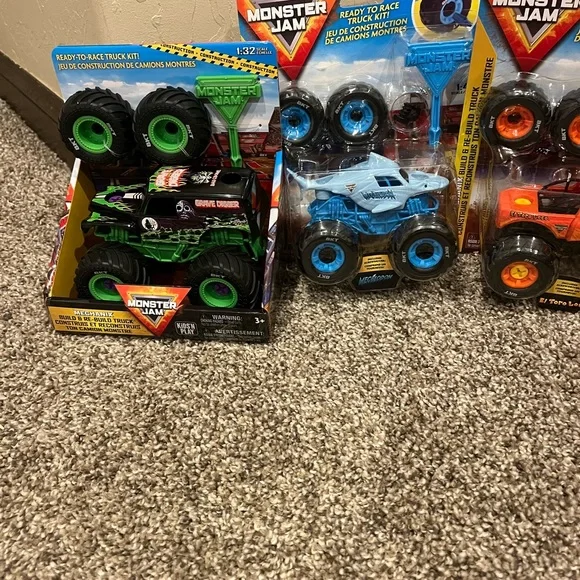 Monster Jam - Mechanix Build 3 Pack /  Grave Digger Megalodon El Toro Trucks - Picture 2 of 5